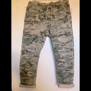 Camo crop pants